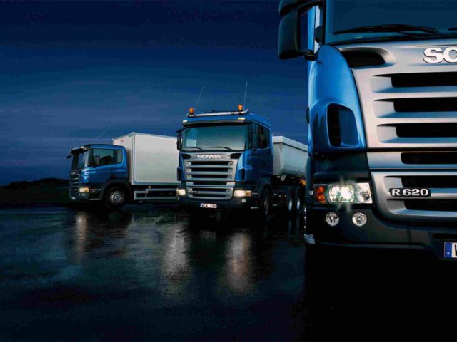 https://logisticaenseguros.com/wp-content/uploads/2015/09/Three-trucks-on-blue-background-640x480.jpg